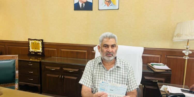 कैबिनेट मंत्री लाल चंद कटारूचक्क ने बाढ़ प्रभावित लोगों को अपने एक महीने का वेतन सहायता के तौर पर दिया