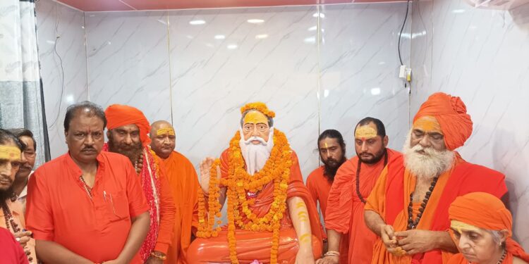जगदगुरु पंचानंद गिरि के जन्म दिवस पर उनकी प्रतिमा का अनावरण