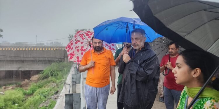  पंजाब के कैबिनेट मंत्रियों द्वारा स्थिति और राहत कार्यों का जायजा लेने हेतु बाढ़ प्रभावित क्षेत्रों का दौरा