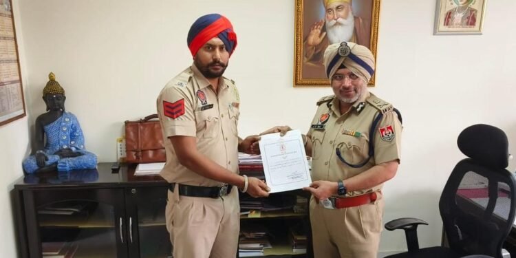 कुत्ते की जान बचाने के लिए पंजाब पुलिस के हैड कांस्टेबल का सम्मान