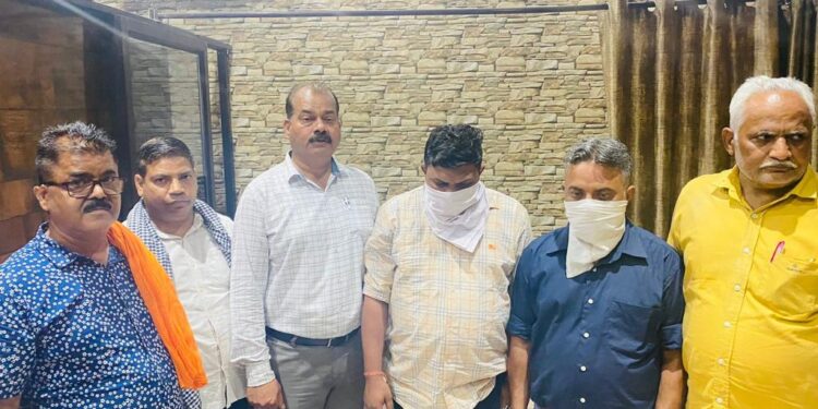 विजीलैंस द्वारा पेट्रोल पंप मालिक से 2 लाख रुपए रिश्वत लेता समाज सेवी और प्राईवेट डाक्टर काबू