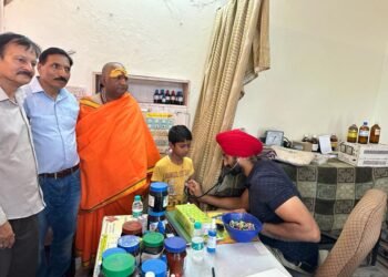 जगद्गुरु पंचानंद गिरि महाराज के बड़े भाई शशि भारद्वाज शंकरानंद गिरि ने निःशुल्क चिकित्सा जांच शिविर का किया उद्घाटन