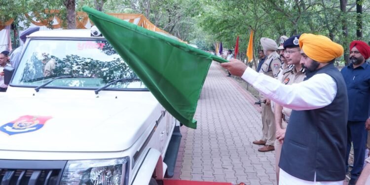 मुख्यमंत्री ने मानवीय तस्करी विरोधी यूनिट को और मज़बूत करने के लिए हाई-टेक वाहनों को हरी झंडी देकर रवाना किया सरकार ने ग़ैर-कानूनी ट्रैवल एजेंटों के साथ कोई नरमी न बरतने की नीति अपनाई