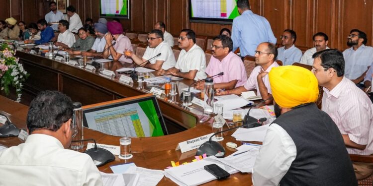 ज़मीनी स्तर पर लोगों की समस्याएँ निपटाने के लिए अधिक से अधिक क्षेत्रीय दौरे किये जाएँ – मुख्यमंत्री द्वारा डिप्टी कमिशनरों को आदेश