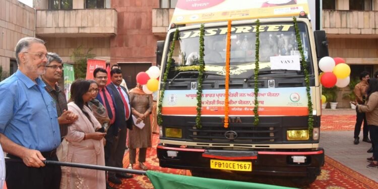 पंजाब के स्थानीय निकाय मंत्री बलकार सिंह डुगरी में पंचायत घर का नींव पत्थर रखते हुए।