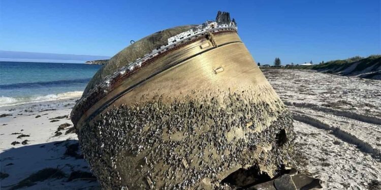 ऑस्ट्रेलिया के समुद्र तट पर मिली यह रहस्यमयी चीज क्या है, चंद्रयान-3 से क्यों जोड़ा जा रहा है इसका लिंक?