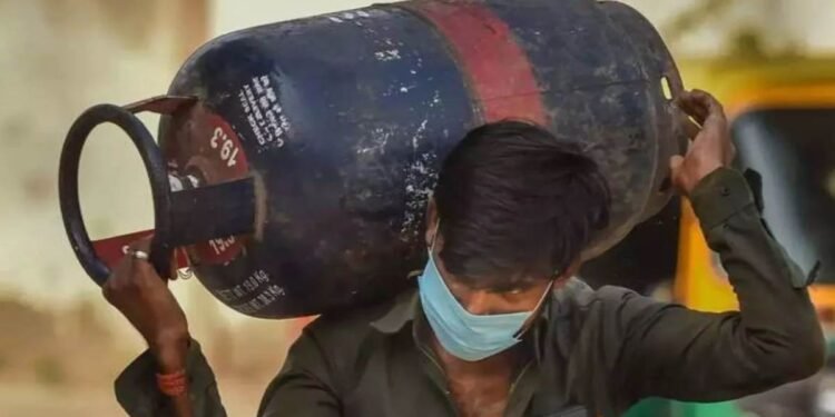 महंगाई का डबल अटैक, टमाटर के बाद अब कमर्शियल LPG सिलेंडर महंगा…जानिए नई कीमत