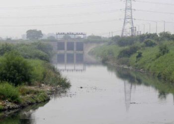 यमुना का बहाव बांध की ओर