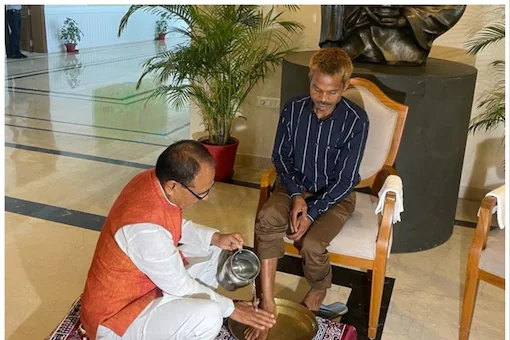 जिस आदिवासी युवक पर बीजेपी कार्यकर्ता ने किया था पेशाब, मुख्यमंत्री शिवराज ने पखारे उसके पांव