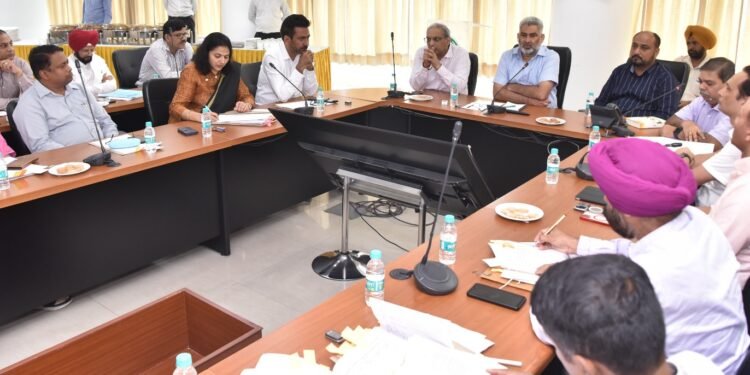 वन अधीन क्षेत्रफल को बढ़ाने के लिए पौधे लगाने में तेज़ी लाई जाए: लाल चंद कटारूचक्क