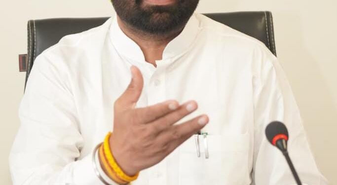 मिनिस्टरज़ फ़्लाइंग स्क्वाड ने 20 लीटर डीज़ल चोरी करने वाले ड्राइवर सहित सवारियों से पैसे लेकर टिकटें न देने वाला कंडक्टर पकड़ा
