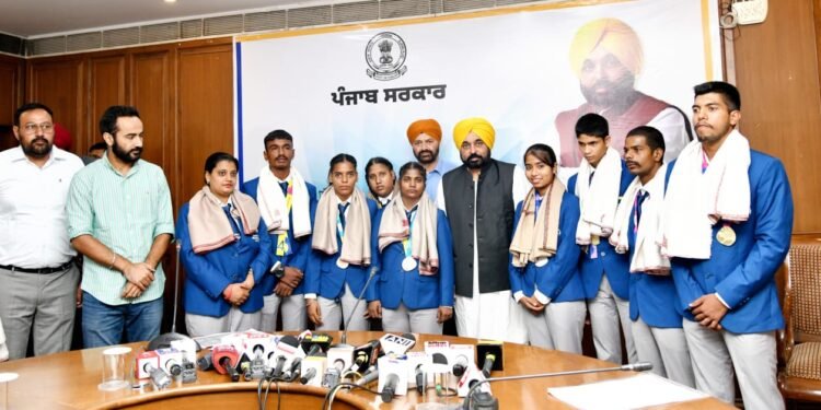 मुख्यमंत्री द्वारा विशेष ओलंपिक वर्ल्ड समर गेम्ज़-2023 के आठ पदक विजेताओं और मुकाबलेबाज़ों का सम्मान