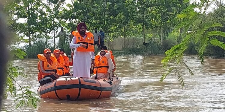 कैबिनेट मंत्री लालजीत सिंह भुल्लर ने एन.डी.आर.एफ के सहयोग से चलाए जा रहे राहत कार्यों का किया नेतृत्व
