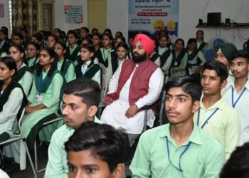 शिक्षा मंत्री और सरकारी स्कूल के विद्यार्थियों ने चंद्रयान-3 की चंद्रमा पर सफल लैंडिंग के लिए इसरो के वैज्ञानिकों और देश को दी बधाई