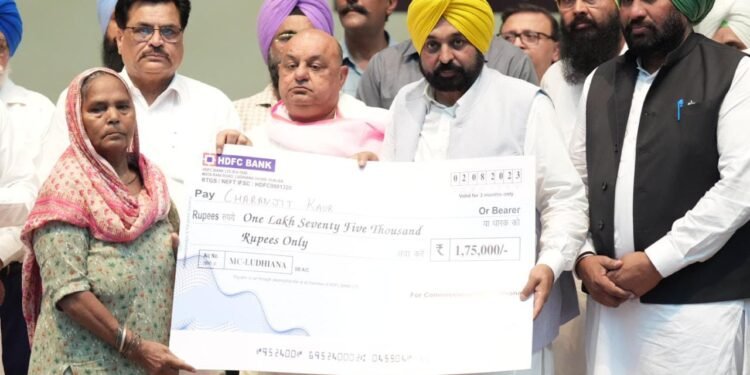 मुख्यमंत्री ने घरों के निर्माण के लिए 25000 लाभार्थियों को वित्तीय सहायता के तौर पर 101 करोड़ रुपए के चैक सौंपे