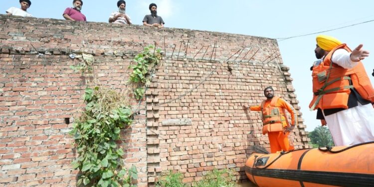 मुख्यमंत्री ने स्वयं किश्ती पर सवार होकर होशियारपुर के बाढ़ प्रभावित इलाकों का दौरा किया
