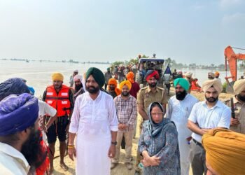 कैबिनेट मंत्री लालजीत सिंह भुल्लर ने धुस्सी बाँध में आई दरार को भरने के लिए जंगी स्तर पर चलाए जा रहे राहत कामों का लिया जायज़ा
