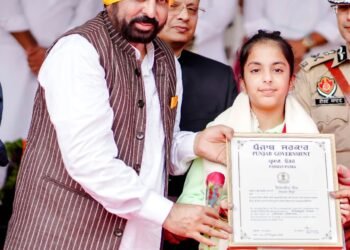 मुख्यमंत्री द्वारा 13 मशहूर शख्सियतों का स्टेट अवार्ड से सम्मान  