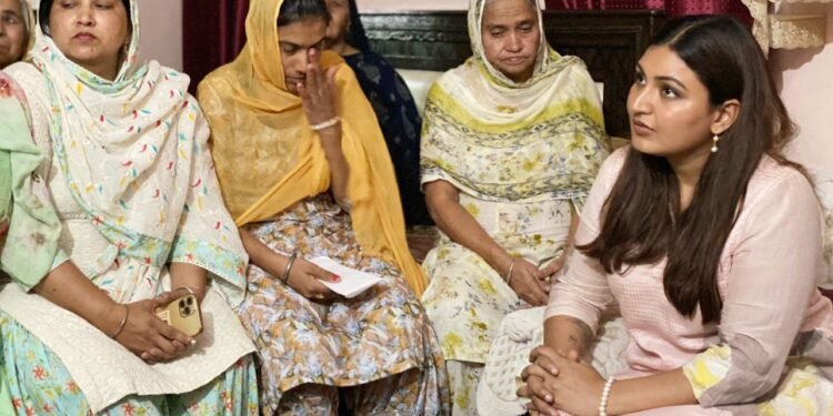 अनमोल गगन मान द्वारा स्वर्गीय हरमीत सिंह और हरप्रीत सिंह के परिवार की 4-4 लाख रुपए से वित्तीय मदद