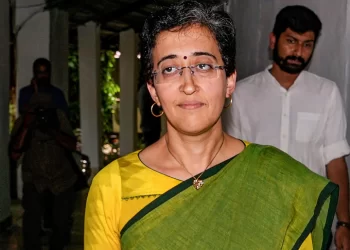 नाबालिग से रेप का आरोपी डिप्टी डायरेक्टर गिरफ्तार, आतिशी बोलीं- कभी नहीं था मेरा OSD