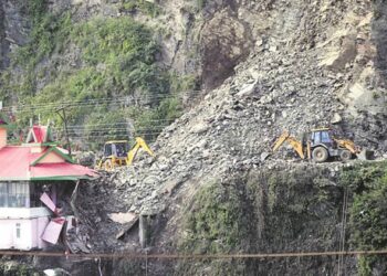 भूस्खलन के कारण शिमला-चंडीगढ़ राष्ट्रीय राजमार्ग पर यातायात ठप