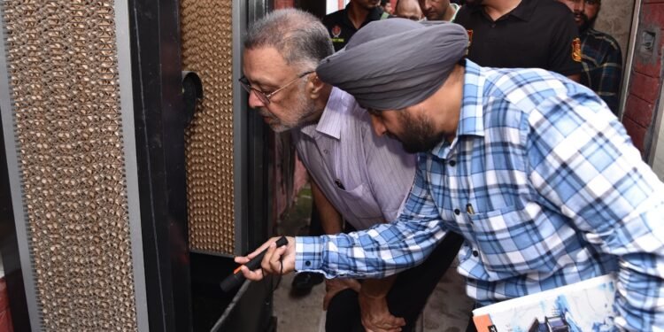 “हर शुक्रवार, डेंगू पर वार“ः स्वास्थ्य मंत्री ने साथी कैबिनेट मंत्रियों के घरों का किया निरीक्षण, डेंगू का लार्वा मिला