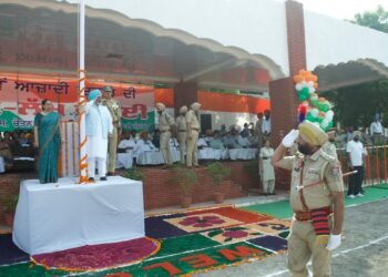 सूचना एवं लोक संपर्क मंत्री चेतन सिंह जौड़ामाजरा ने तरन तारन में लहराया तिरंगा