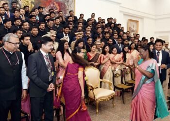 यात्रियों को अतिथि मानें रेल अधिकारी : मुर्मू