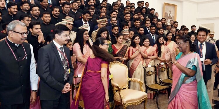 यात्रियों को अतिथि मानें रेल अधिकारी : मुर्मू