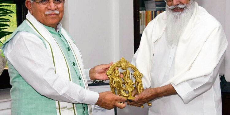 समाज की कुरीतियों को दूर करते हैं संत-महापुरुष ब्यास में राधा स्वामी डेरा पहुंचे सीएम बाबा गुरिंदर ढिल्लों से मिले