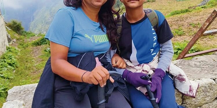 मां के साथ चोटी फतेह करने निकली 10 साल की बेटी