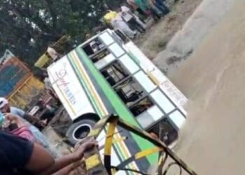 नहर में गिरी बस, 8 यात्रियों की मौत