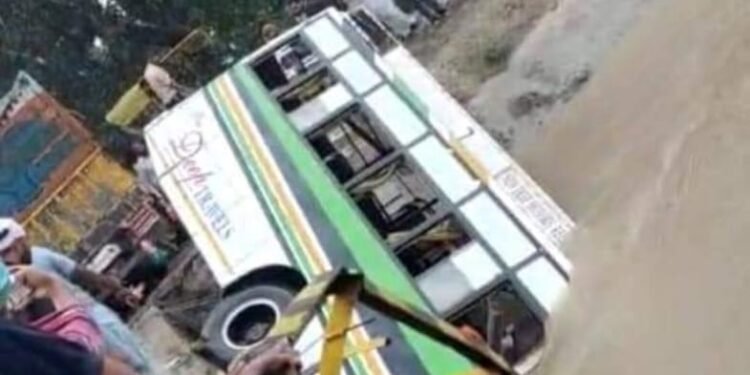 नहर में गिरी बस, 8 यात्रियों की मौत