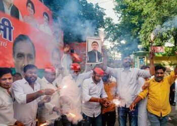 भाजपा यूपी में हारी, उत्तराखंड में जीती