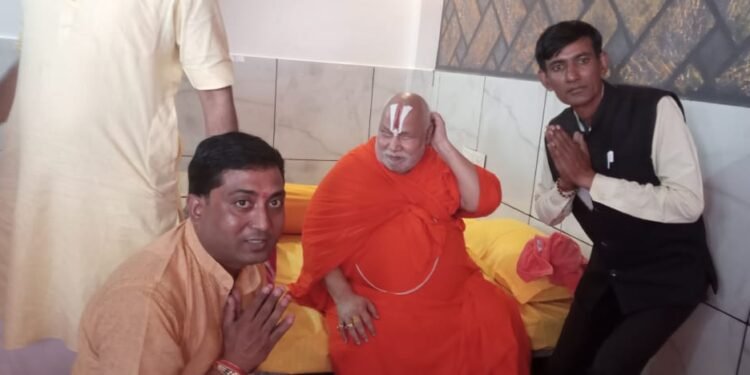 संत श्री आशारामजी बापू पर अत्याचार बन्द हो:- स्वामी रामभद्राचार्य