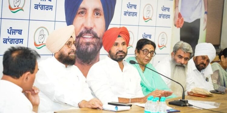 लोकसभा चुनाव में आप के साथ गठबंधन का हाथ उठाकर विरोध