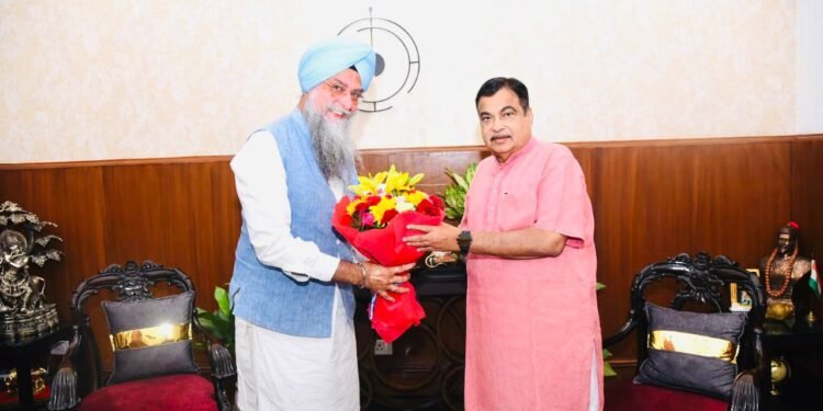 पंजाब विधान सभा के स्पीकर कुलतार सिंह संधवां ने मंगलवार शाम को केंद्रीय सडक़ यातायात और राजमार्ग मंत्री नितिन गडकरी के साथ मुलाकात करके जि़ला फरीदकोट के कोटकपूरा हलके के गाँव टहणा में घट रहे हादसों का मुद्दा उठाया और कीमती जानें बचाने के लिए अंडर ब्रिज बनाने की माँग की।