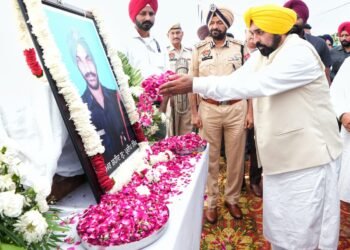 मुख्यमंत्री ने अनंतनाग में शहीद हुए दो बहादुर जवानों के वारिसों को वित्तीय सहायता के तौर पर एक- एक करोड़ रुपए के चैक सौंपे