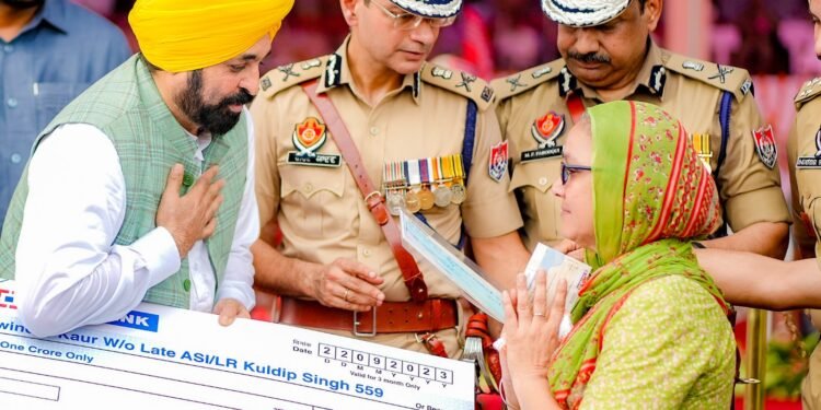 मुख्यमंत्री ने ड्यूटी दौरान शहीद हुए पुलिस मुलाजिमों के परिवारों को सहायता राशि के तौर पर तीन करोड़ रुपए के चैक सौंपे