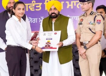 मुख्यमंत्री द्वारा नियुक्ति पत्र सौंपने के साथ 560 सब-इंस्पेक्टरों का दो साल लम्बा इन्तज़ार हुआ ख़त्म  