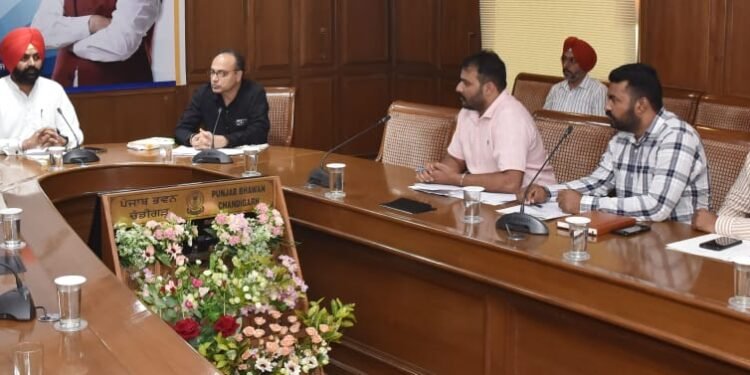 लालजीत सिंह भुल्लर के साथ मुलाकात के उपरांत पंजाब रोडवेज़ के हड़ताल करने वाले मुलाजिमों द्वारा हड़ताल समाप्त