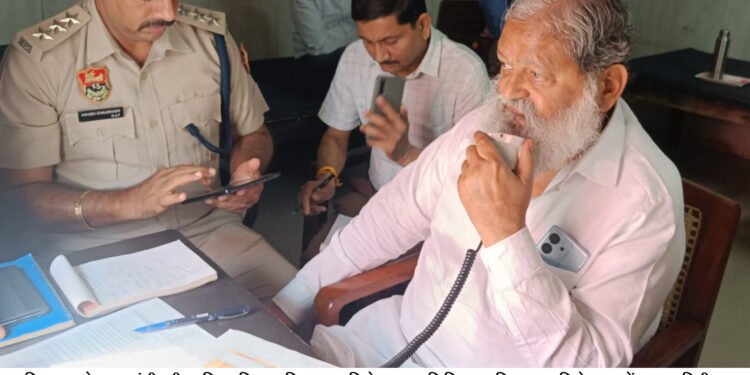 गृह मंत्री अनिल विज ने राज्य के डीजीपी, एडीपीजी, आईजी, पुलिस आयुक्त और एसपी के साथ वायरलेस के माध्यम से की बात
