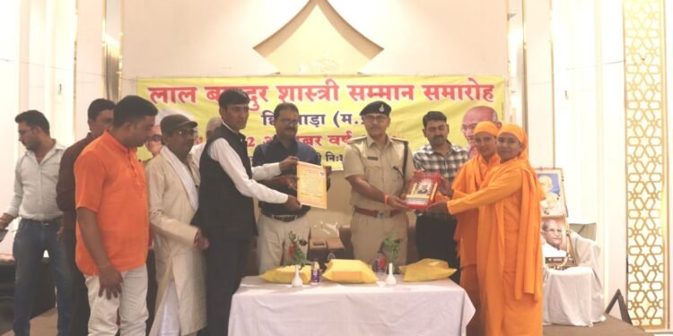 जिला कलेक्टर ने खजरी आश्रम और गुरूकुल के संचालक को किया सम्मानित