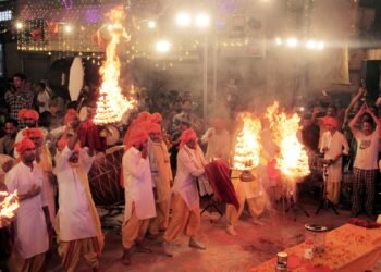 जोड़ियां भटिया श्री रामलीला में पहले दिन भगवान वाल्मीकि तीर्थ अमृतसर से दिव्या ज्योति लाकर किया गया शुभारंभ