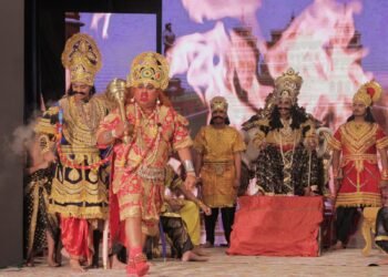 रावण ने लगवाई हनुमान जी की पूंछ में आग और हनुमान जी ने की  लंका दहन