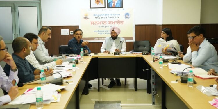 स्थानीय निकाय मंत्री ने नगर निगमों के विकास कामों की समीक्षा मीटिंग की