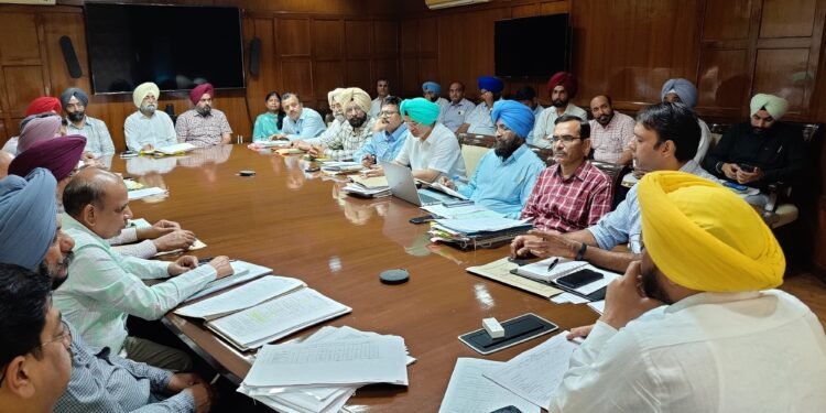 ई. टी. ओ द्वारा लोक निर्माण विभाग के अधिकारियों के साथ विस्तृत समीक्षा मीटिंग