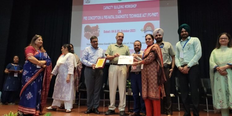 डाक्टर बलबीर सिंह द्वारा स्वास्थ्य विभाग को अवैध गर्भपात रोकने के लिए गर्भावस्था के दौरान महिलाओं का ट्रैक रखने के हुक्म