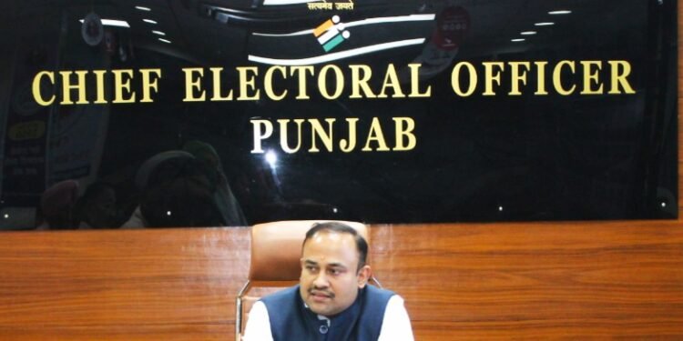 सीईओ पंजाब ने चुनावी ड्राफ्ट प्रकाशन की सीडी सौंपने के लिए राजनीतिक दलों के साथ बैठक की