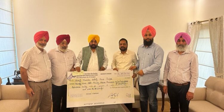 सहकारी बैंक मुलाजिमों द्वारा मुख्यमंत्री राहत फंड में 39.33 लाख रुपए का योगदान